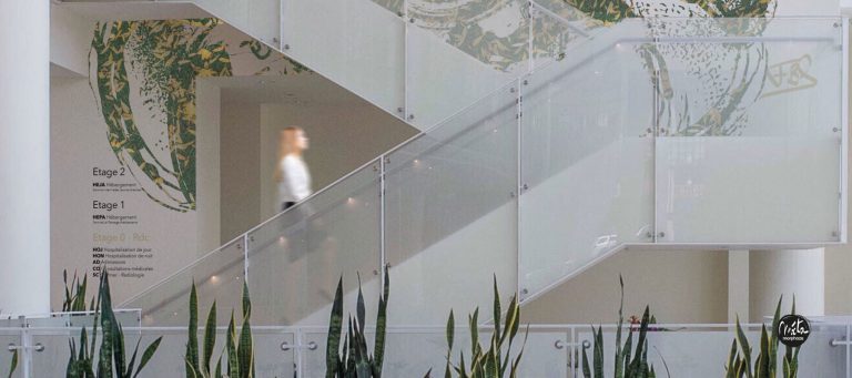 Signalétique artistique et décoration de hall d’accueil d’une clinique