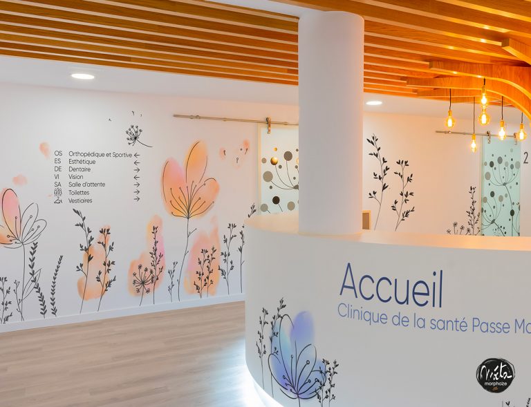 Des décors muraux et une signalétique de centre médical qui apaisent tout en guidant vos patients.